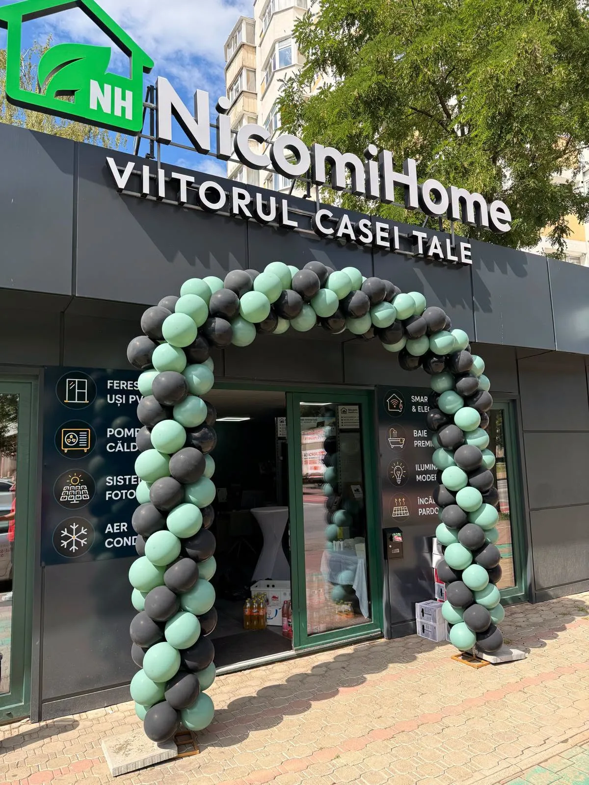 Prezidiu de nuntă cu trandafiri roșii și flori albe, pe fundal auriu